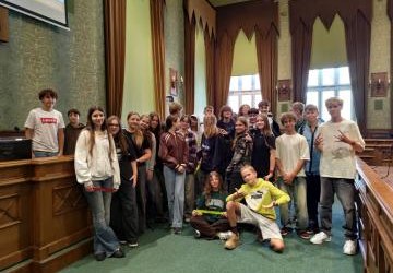 15.09.2025 - Klasy ósme (8B i 8C) w siedzibie Rady Miasta Wrocławia, ważna lekcja samorządności i praw obywatelskich