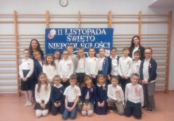 Klasa 3b na apelu z okazji Narodowego Święta Niepodległości