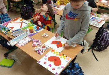 Klasa 1d przygotowuje upominki z okazji Dnia Babci i Dziadka