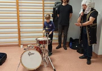 Styczniowe muzyczne spotkanie z Dziadkiem Bachem klasy 1d