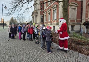 17.12.2025 - IId - Wycieczka do pałacu Kornów na warsztaty mikołajowe i spotkanie za Świętym Mikołajem