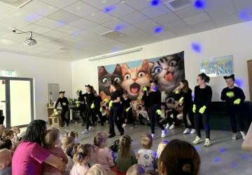 Wernisaż prac plastycznych uczniów 3b oraz ich wierszy, a potem międzypokoloniewe przedstawienie musicalu 