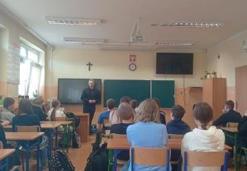 Spotkanie uczniów klas ósmych z dyspozytorem Centrum Powiadamiania Ratunkowego w naszej szkole w dniu 30.03.2026