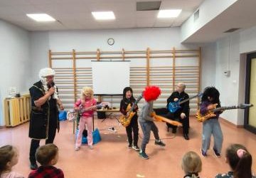 19.05.2026 - Muzyczne spotkanie z Dziadkiem Bachem w 1c. Gitara elektryczna.